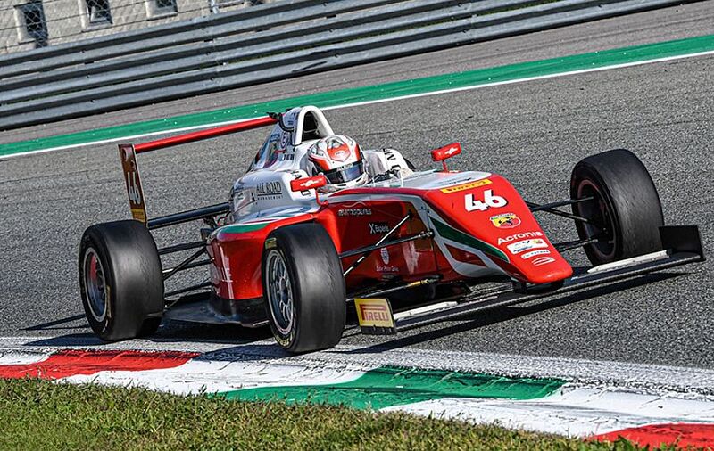 Gabriele Minì wird am 20. März, am Tag vor dem Geburtstag des unvergesslichen Ayrton Senna, gerade mal 16 Jahre jung. Doch der Teenager ist schon jetzt mit Leib und Seele ein professioneller Rennfahrer. Die Leidenschaft in seiner Stimme, wenn er über Motorsport spricht, ist spürbar.