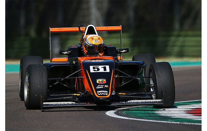 An diesem Wochenende starten die F4-Monoposti mit den Triebwerken aus dem Hause Abarth auf einer der spektakulärsten Strecken der Formel 1 – auf dem Red Bull Ring im österreichischen Spielberg. Vor den Läufen 7 bis 9 liegen mit Francesco Pizzi und Gabriele Minì zwei Italiener im Titelkampf vorne.