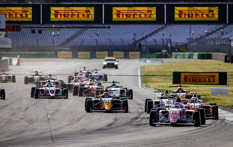 Nach der Verschiebung des ursprünglich für den August geplanten Rennwochenendes auf dem Nürburgring, geht es in der ADAC Formel 4 powered by Abarth nun auf dem Hockenheimring weiter. Nach Events auf dem auf dem Red Bull Ring in der Steiermark und im niederländischen Zandvoort bringt die deutsche Serie die besten Youngsters der internationalen Motorsportlandschaft wieder auf Kurs. error_file_does_not_exist