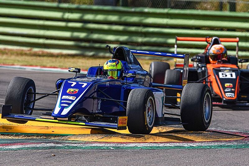 Es war eine heiße Woche für die jungen Fahrer der italienischen Formel 4 powered by Abarth, die nun am sechsten und damit vorletzten Meisterschaftswochenende ihr Können auf dem traditionsreichen Autodromo Enzo e Dino Ferrari zeigen werden.