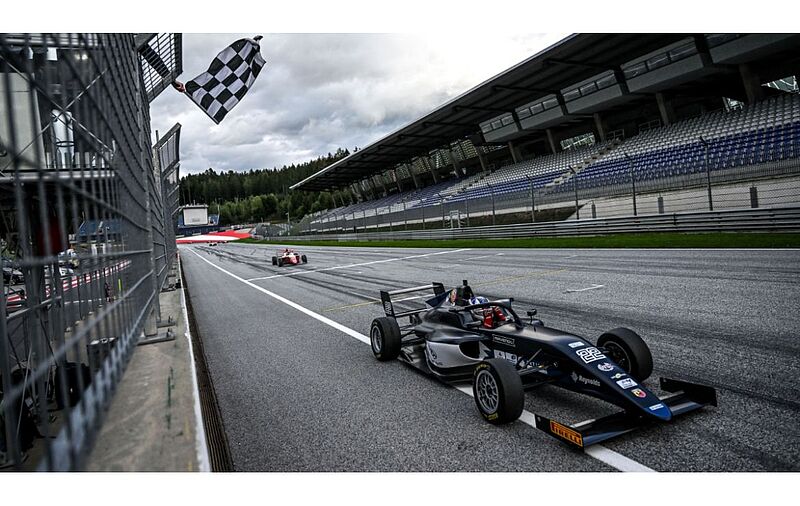 Das Saisonfinale der italienischen Formel 4 beginnt nach der fünften Runde auf dem Red Bull Ring – in Spielberg wurden die Weichen gestellt: Regen während des Qualifyings und wechselhafte Wetterbedingungen, während der Rennen veränderten die Situation zwei Runden vor dem Ende der Serie, die die Saison mit den Läufen auf den traditionsreichen Rennstrecken von Monza und Mugello abschließen wird. In Spielberg gingen 40 von Abarth-Motoren angetriebene Tatuus-Einsitzer gleich vier Mal auf die Strecke. Die Piloten wurden am Ende des Qualifyings in drei Gruppen eingeteilt. Das Ergebnis der ersten drei Rennen bestimmte dann die Startaufstellung für Rennen 4, in dem die besten 36 Fahrer um den Sieg kämpften – eine Rückkehr in die Historie des Motorsports. error_file_does_not_exist