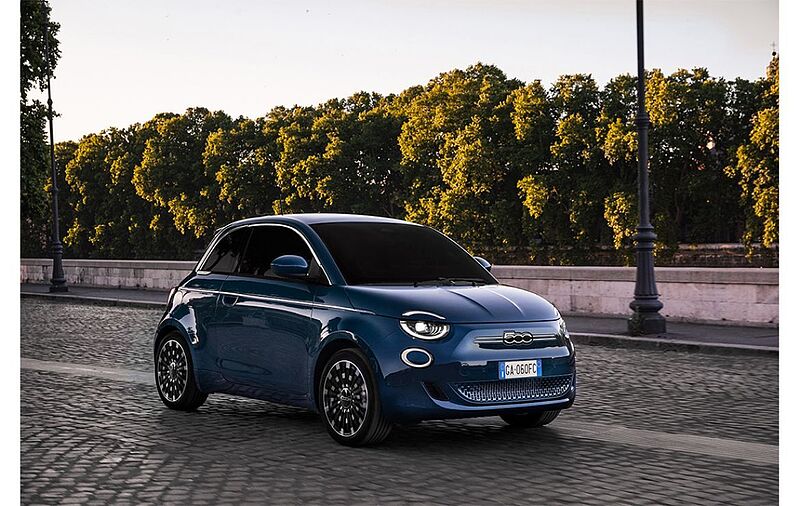 Nach dem Erfolg des rein elektrisch angetriebenen Fiat 500 “la Prima“ Cabrio können Kunden ab sofort auch die Limousinen Variante unverbindlich reservieren. Neuer Fiat 500 “la Prima“ mit großem Panorama-Glasdach, Dachspoiler und klassischer Heckklappe.