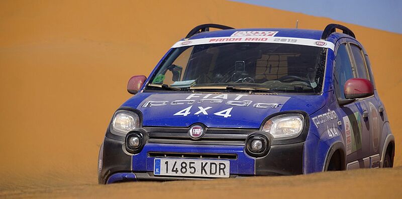 Abenteuerrallye führte über 3.000 Kilometer von Madrid nach Marrakesch. Die rund 400 Teilnehmer fuhren ausschließlich Fiat Panda, die vor 2003 gebaut wurden. Aktueller Fiat Panda Cross 4x4 im Begleittross. Seit der Präsentation der ersten Modellgeneration 1980 ist der Fiat Panda für über 7,5 Millionen Käufer ihr persönlicher Ausdruck von „Freiheit auf vier Rädern